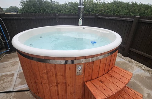 Grantham Cabin | Cosy Rural Cabin with Wood Fired Hot Tub