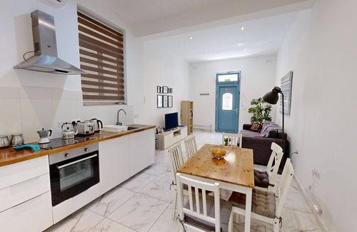 Gzira Apartment | Cosy Seaside Retreat a Step away from the Sea.