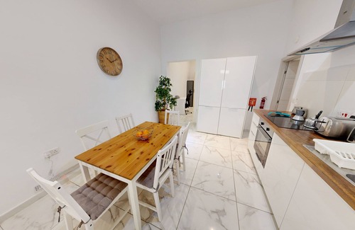 Gzira Apartment | Cosy Seaside Retreat a Step away from the Sea.