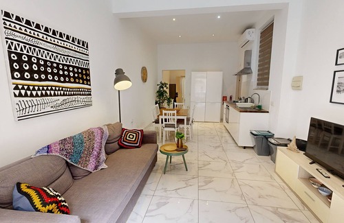 Gzira Apartment | Cosy Seaside Retreat a Step away from the Sea.