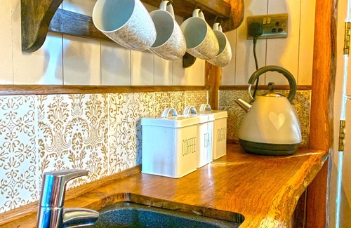 Hereford Cabin | Cosy Shepherd's Hut with Secret Garden in rural Herefordshire
