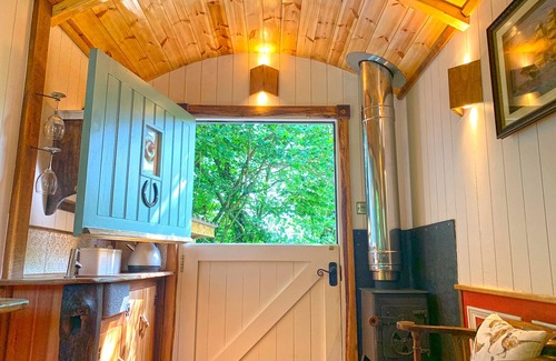 Hereford Cabin | Cosy Shepherd's Hut with Secret Garden in rural Herefordshire