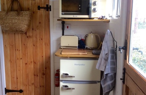 Gloucester Cabin | Cosy Shepherds hut With Underfloor Heating. Fabulous views and walks