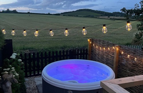 Gloucester Cabin | Cosy Shepherds hut With Underfloor Heating. Fabulous views and walks
