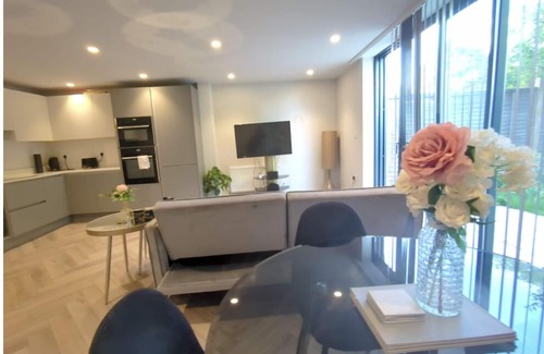 West Barnes Apartment | Cosy, Spacious & Stylish Family Haven: Garden-Parking 3 bedrooms apartment.