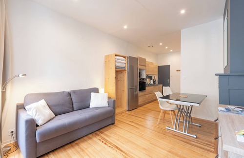 Bagneres-de-Bigorre Apartment | Cosy Stay in Bagnères – Renovated Studio Bastan, Balcony, Ultra-Fast Wi-Fi, Near Thermal Baths