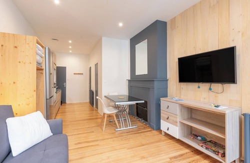 Bagneres-de-Bigorre Apartment | Cosy Stay in Bagnères – Renovated Studio Bastan, Balcony, Ultra-Fast Wi-Fi, Near Thermal Baths