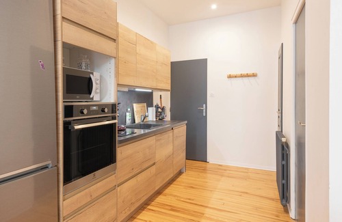 Bagneres-de-Bigorre Apartment | Cosy Stay in Bagnères – Renovated Studio Bastan, Balcony, Ultra-Fast Wi-Fi, Near Thermal Baths