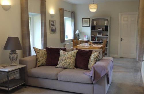 Cirencester House | Cosy Stone Cottage, The Bungalow Perrotts Brook