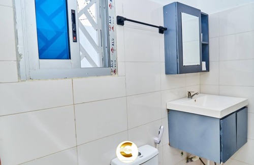Yamoussoukro Apartment | Cosy studio in a mini-complex with swimming pool close to amenities.