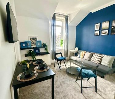 Dumbarton Apartment | Cosy stylish Dumbarton flat