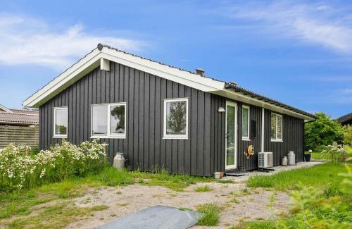 Strøby Ladeplads House | Cosy Summerhouse Near The Waterfront