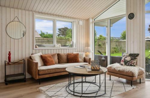 Strøby Ladeplads House | Cosy Summerhouse Near The Waterfront