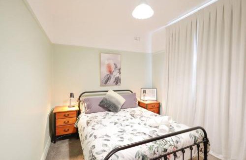 Tenterfield House | Cosy Sun-Filled Cottage