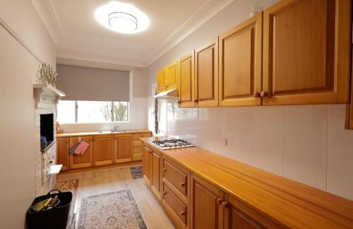 Tenterfield House | Cosy Sun-Filled Cottage