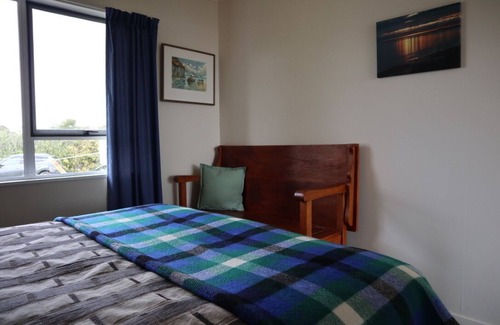 Pataua House | Cosy three-bedroom bach - 20-second walk from the beach - kayaks, mooring