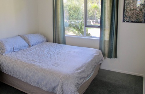 Pataua House | Cosy three-bedroom bach - 20-second walk from the beach - kayaks, mooring