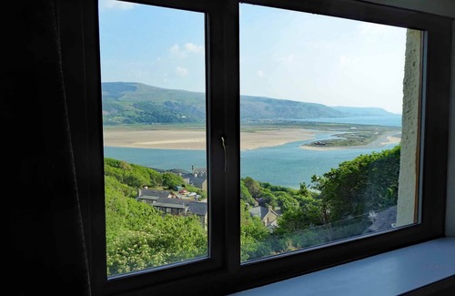Barmouth Apartment | Cosy top-floor apartment with panoramic views and shared terrace.