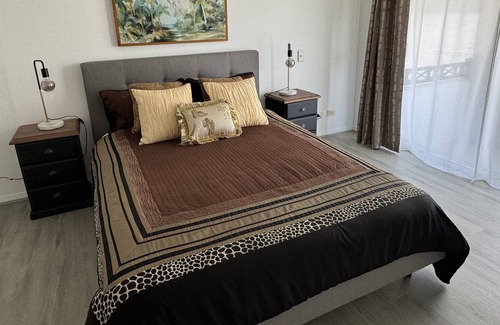 Coombabah Villa | Cosy Villa next to Golf Course