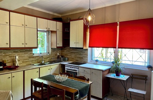 Ilida Apartment | Cottage House, garden & lawnn