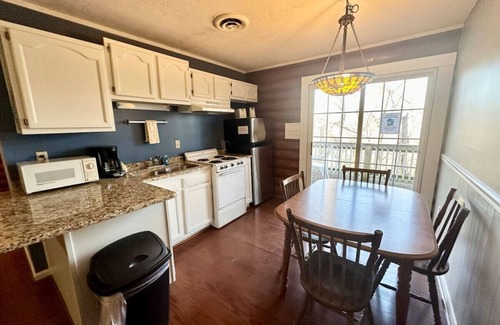 Nancy Cabin | Cottage 10- Lee’s Ford Marina
