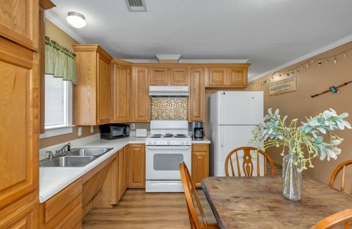 Langston Cabin | Cottage #3 Fisherman's Landing/2-Bed Fishing Cottage w/Covered Boat Shelter"