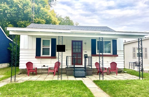 Huron House | Cottage 300 steps from a private beach & minutes from Cedar Point & Sportsforce