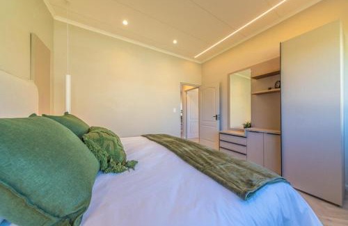 Simondium Ski Chalet | Cottage 4 - Leo Sky Farm