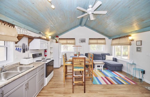 Hamilton House | Cottage #6 · Lake Haven Beach Resort