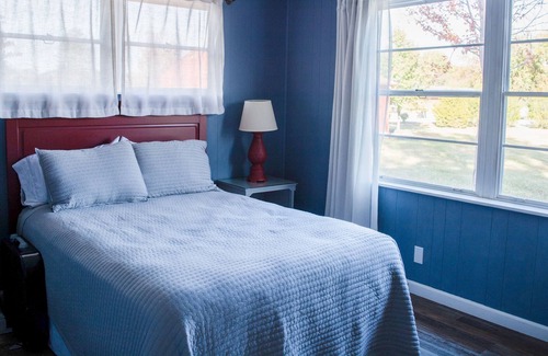 De Soto Cottage | Cottage at Cedar Valley Forest - 60 acres of gorgeous Kansas scenery!