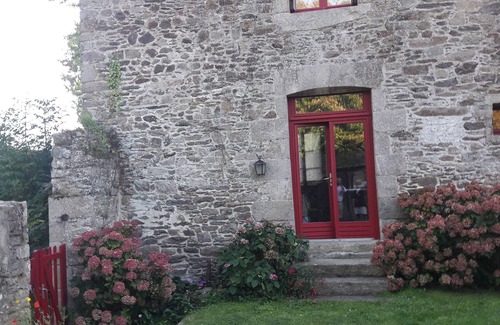Lehon House | cottage at the edge of the water