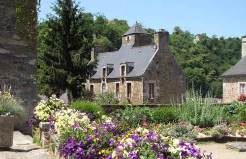 Lehon House | cottage at the edge of the water