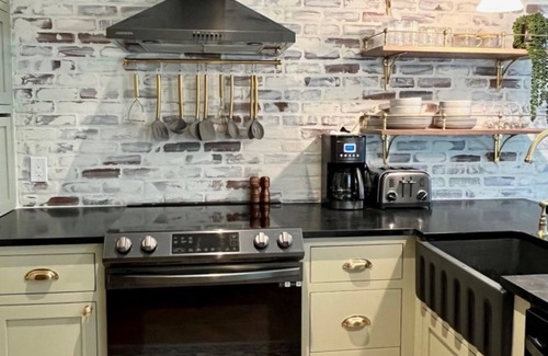 Metropolitan House | Cottage at Verdant House - Starland Arts District in Dtwn Savannah, Pets Welcome