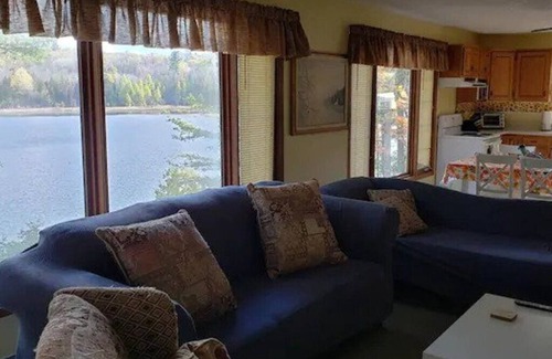 L'Amable House | Cottage by The Lake