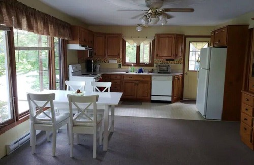 L'Amable House | Cottage by The Lake