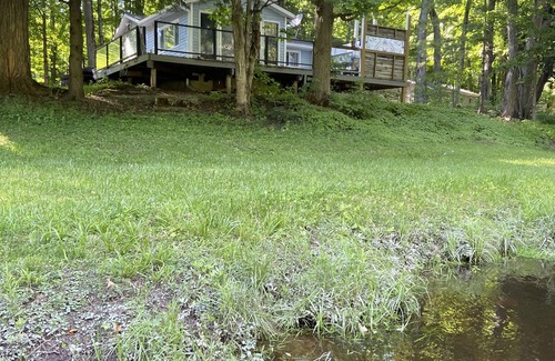 Bobcaygeon House | Cottage by the river with Hot tub