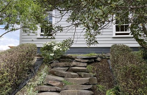 Raglan House | Cottage by the Sea