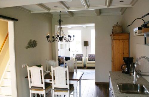 Paesens-Moddergat House | Cottage by Wadden Sea with Scenic Views