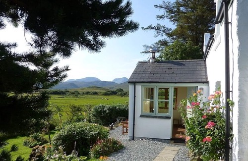 Isle of Scalpay Cottage | Cottage Close To Sea Shore With Sea and Mountain Views, 8 miles from Portree.