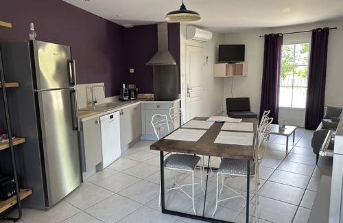 Crillon-le-Brave Cottage | COTTAGE Color LAVENDER