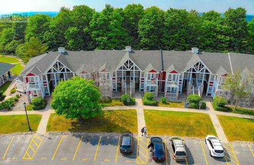 Oro-Medonte Condo | Cottage Cozy Haven king bed Suite - pullout couch.