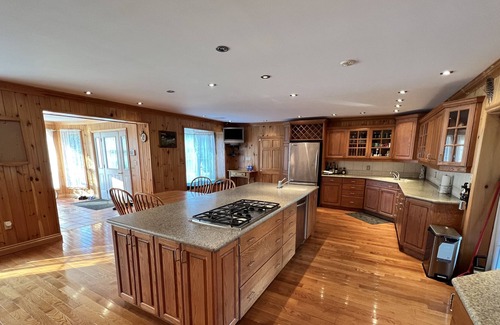 Stirling Cottage | Cottage Getaway with Indoor Pool