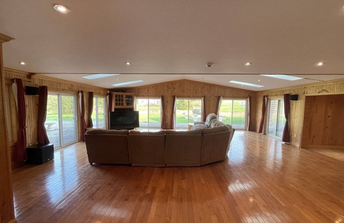 Stirling Cottage | Cottage Getaway with Indoor Pool