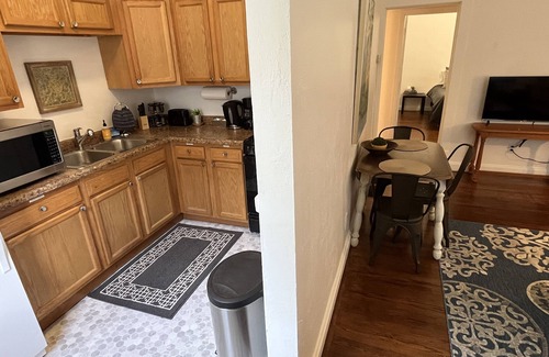 Des Moines Apartment | Cottage Grove apt 1 private covered porch