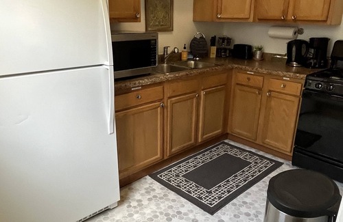 Des Moines Apartment | Cottage Grove apt 1 private covered porch