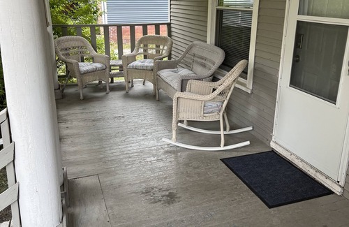 Des Moines Apartment | Cottage Grove apt 1 private covered porch