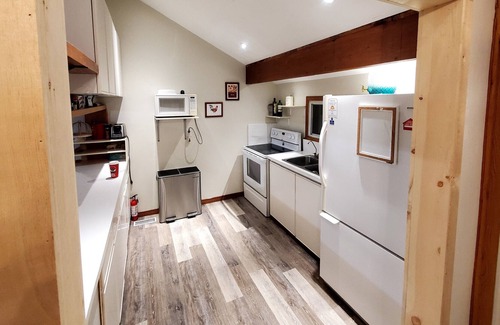 Crowes Landing House | Cottage + Guesthouse & Games Room Stoney Lake