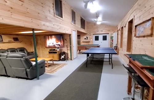 Crowes Landing House | Cottage + Guesthouse & Games Room Stoney Lake
