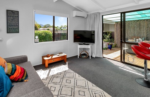 Kensington Cottage | Cottage in garden setting - close to walking tracks and food outlets.
