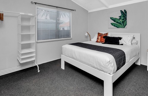 Kensington Cottage | Cottage in garden setting - close to walking tracks and food outlets.